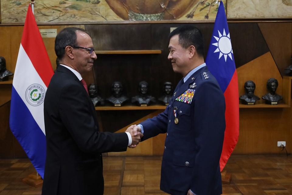 El MDN condecoró a importante jefe militar de Taiwán